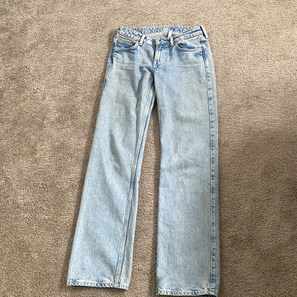 Ljusblå weekday jeans i storlek 25 i midja och 32 i längd . Jag är 170 lång och passar på längd perfekt . Säljs pågrund av att dom sitter tajt i min midja . Andvända Max 5 gånger . Modellen är arrow. Jeans & Byxor.