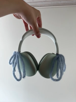 Rosetter i Mohair - Handgjorda rosetter i Mohair som kan användas som håraccessoar eller dekorering för hörlurar. (Eller vad som helst, du bestämmer! 💘)  Vid beställning så skickas dessa i par av två.  Kan beställas i olika färger