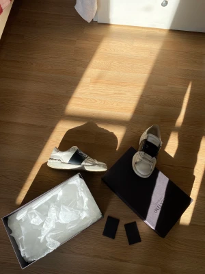 Valentino skor - Hej jag säljer mina snygga valentino skor som är 7/10 skick dom är hur snygga som helst hör av dig vid minsta fundering! Mvh William 