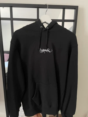 Supreme hoodie - Säljer en svart äkta supreme hoodie. Storlek medium. Använd få ånger. Nästan som ny. 