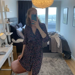 Blommig klänning - En blommig klänning från NA-KD med krage och band i midjan🌸🌼🌺 Knappt använd