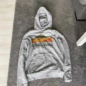 napapijri hoodie - En skön hoodie som är köpt på hemsidan och är köpt för 1200kr.