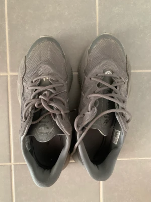 Adidas skor  - Köpte dessa fina skor i jd för inte så länge sen, jätte fina men de är för små för mig så de kommer inte till användning. 