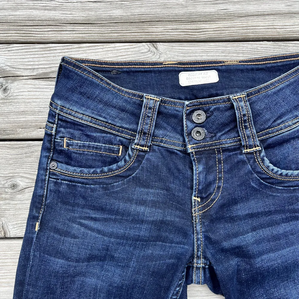 Mörkblå jeans från pepe jeans. Jag säljer då dem blivit för små för mig. Det har inga defekter. Använt sparsamt, några gånger. Köptes nya för 999 kr. Jeans & Byxor.