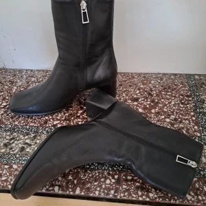 Skor Filippa K strl 41 - Hej. Använda max fem.gånger. jättefina. Nypris ca 4000 kr