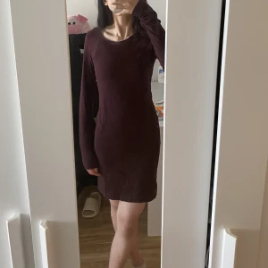 Tajt kläning  - Kort brun kläning som tyvärr inte används. Från hm, vet dock inte om man fortfarande kan köpa de längre. Rätt så stretchiga