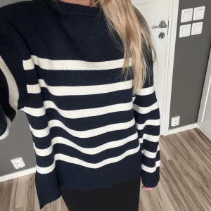 Stickad zaratröja - Supergo randig tröja från zara. Säljer då den inte har kommit till användning. Den är i mycket bra skick. Storlek S.