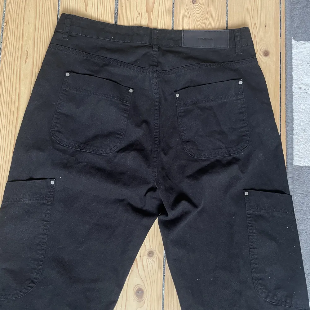 Favela byxor/jeans i svart, helt nya och oanvända. Nypris 1099 kr, storlek W32, L32. Jeans & Byxor.