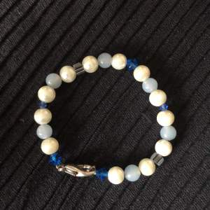 Ett gulligt armband med pärlor och blå stenar! Läs bio innan du köper!!