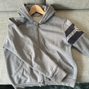 Moncler kofta  - Moncler kofta  Cond 8/10