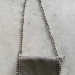 Tiamo väska💕 - Säljer min fina Tiamo väska då den tyvärr inte kommer till användning. Då jag har köpt en ny väska. Den har en liten spricka där man öppnar den men syns inte när man har på sig den 