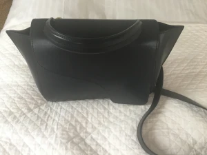 ATP svart väska medium model  - Väskan har varit i min ägo I ca 5 månader och är i mycket bra skick. Det finns en del lättare rynkor I lädret men ingen större.   