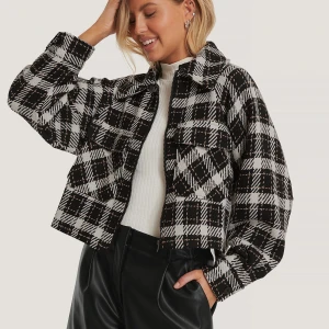 Rutig jacka - Rutig jacka perfekt till vår och höst! Storlek 38. Otroligt bekväm! Använd 1 gång.