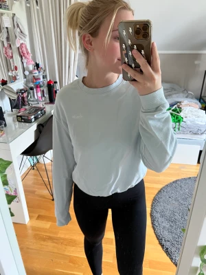 Blå sweatshirt - En blå tunnare sweatshirt från H&M som jag använt några få gånger🩵 