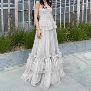 Balklänning - Ljusgrå balklänning från Lace & Beads. Använd en gång. Storlek 36 (UK 8) men liten i storleken så den passar mig som normalt sett bär storlek 32/34🤍 Då klänningen har många lager material får man vara väldigt försiktig när man öppnar & stänger dragkedjan.