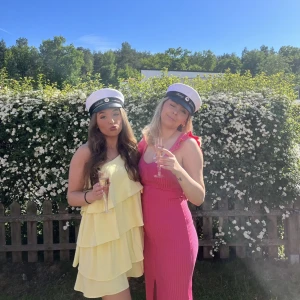 Gul klänning 💛!! - Intressekoll på min underbara zara klänning! storlekn är S och är sparsamt använd. klänningen säljs endast om bra bud ges 💛💛går bra att skriva privat också för snabbare affär