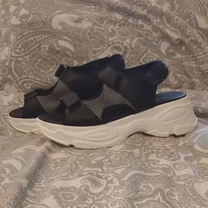 Sköna sommarskor  - Pris kan diskuteras 