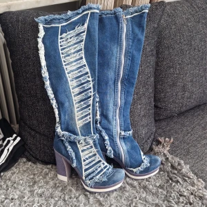 Stövlar  - Helt nya skit snygga jeans stövlar aldrig andvända jätte dyra i inköp.Ligger bara här hemm så säljer dom nu vidare å hoppas på att dom hittar en ny ägare 