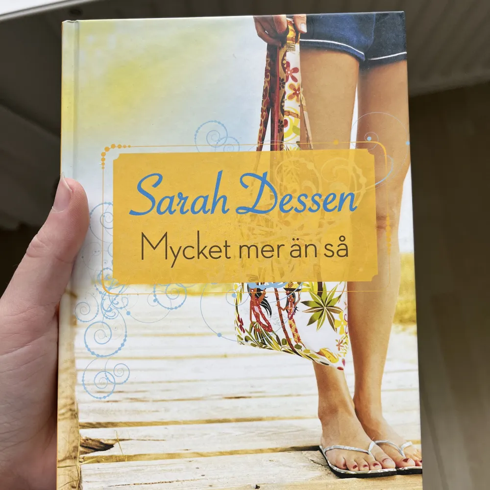 Superbra sommarbok! Påminner om ”the summer I turned pretty”. Boken är på svenska! . Väskor.