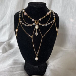 Handgjort halsband  - Ett fairycore inspirerat halsband med sötvattenpärlor och solstenar. Förlängningskedja finns:) köparen står för frakten <3