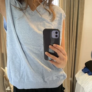 Stickad väst - Väst som sitter oversized, funkar bra med skjorta under!☺️