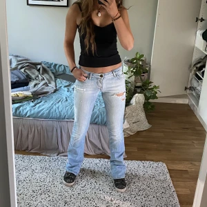 Miss sixty bootcut lowrise jeans - Så fucking snygga jeans från Miss Sixty, lowrise och bootcut med hål i. Så coola och sitter som en smäck☠️KÖP!!!!!