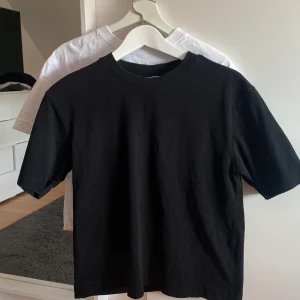 T-shirt  - Svart och vit t-shirt från Gina Tricot i storlek XS. Använda fåtalet gånger, kortare i modellen och slutar ungefär vid naveln på mig som är 173cm!💛150kr för båda plaggen, annars 80kr styck!