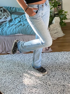 Levis 570 straight jeans - 570 straight jeans från Levis. Lowrise och raka - de perfekta jeansen helt enkelt❤️👌🏽