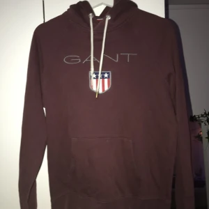 Gant hoodie - Bra skick, ända dåliga är att ena snörets metall sak gick av