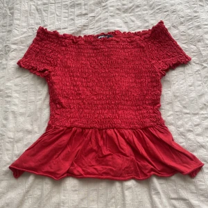 Röd topp - Jätte söt röd topp, köpt från Gina tricot, sitter väldigt fint på. Stretchigt material. 