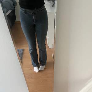 Ett par jeans utan bakfickor, medelhög midja och väldigt sköna 