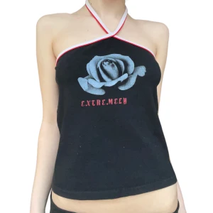 00s Halter Top - Så snygg halternecktopp från tidigt 00-tal med tryck föreställande en ros och texten ”Extremely”!💋 Storlek S! I perfekt skick!💕