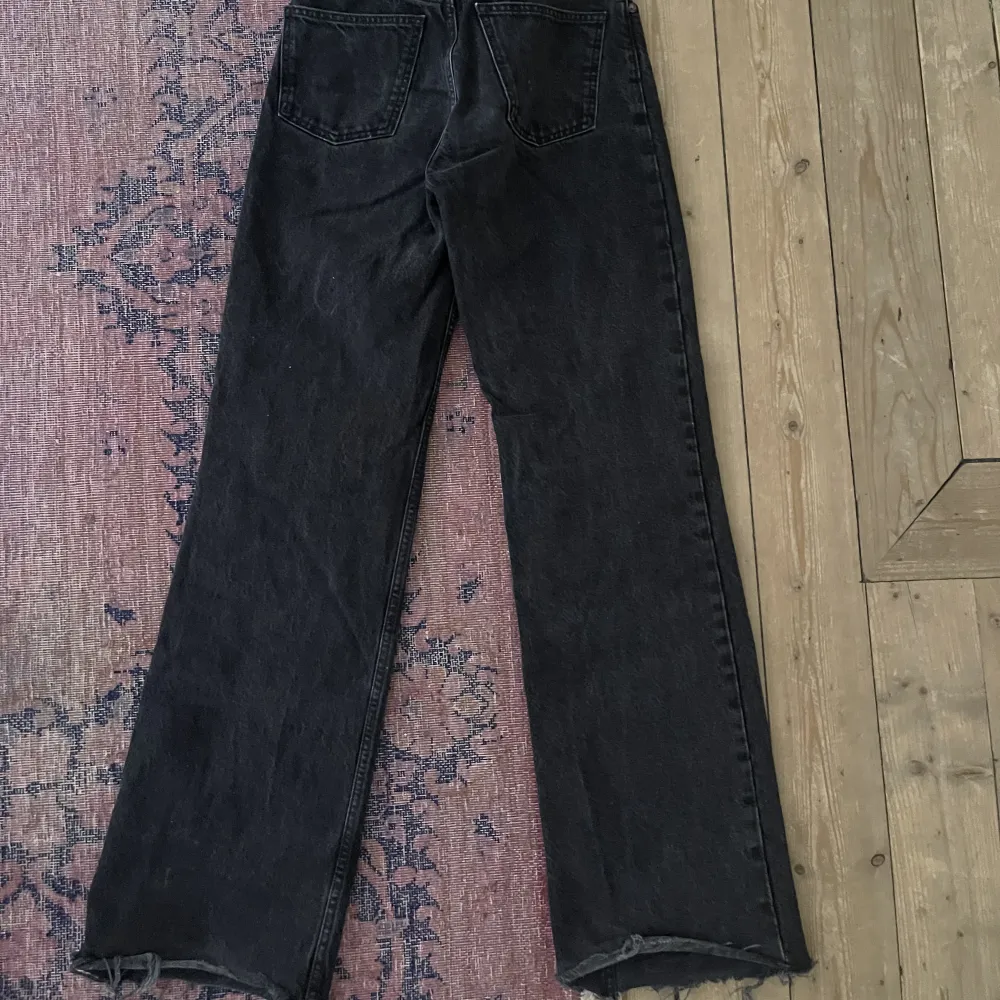 Raka, högmidjade svarta jeans från zara. Jeans & Byxor.