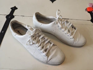 Tamarisk sneakers - Fina vår och sommarskor. Kan behöva torkas av. Skinnskor.