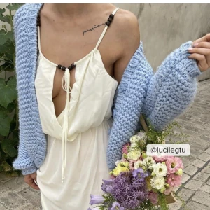 Stickad kofta  - Säljer denna blåa slutsålda stickade kofta från NA-KD i storlek S/M. Aldrig använd, skriv vid frågor eller fler bilder 