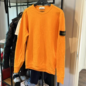 Stone Island Sweatshirt - Stone Island Sweatshirt i kanon skick, orange färg i storlek M. Nypris ca 2300, bara att skriva vid frågor eller funderingar! :)