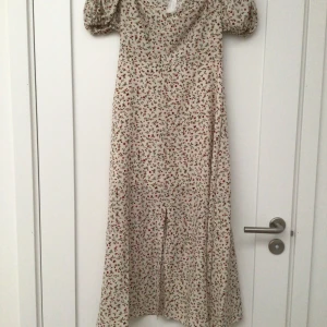 Söt Blommig klänning💘😻 - Oanvänd super söt blommig klänning💞💐Lång med slits fram🫶🏼 Med kort puffärm❤️Storlek S/36😻🤘🏼Fläckfri 