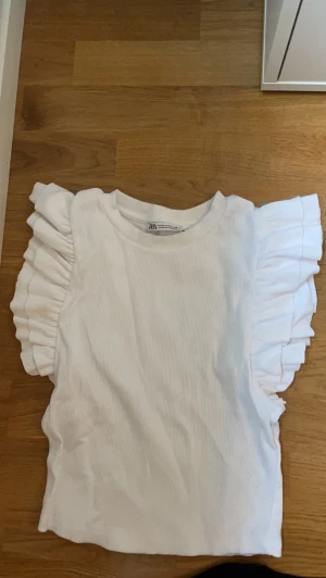 Tröjor från zara - 3 olika tröjor från zara alla inbyta skick och nästan aldrig använda. Säljer den vita med volanger för 75kr linnet för 50kr och den svarta för 60kr men pris kan diskuteras💕💕