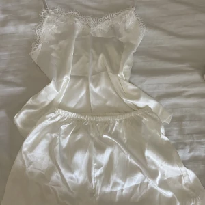 Spets Nattlinne - Nattlinne med shorts till. Storlek xs, aldrig använt.