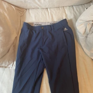 Golfbyxor adidas  - Tjena säljer mina skitsnygga golfbyxor från adidas då dom är för små. Inte jättemycket använda och finns Inge tecken på slitage på dom