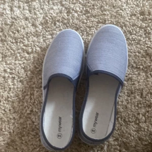 Sommarskor - Fina somriga skor. Köpta på maxi. Andvänder en gång 