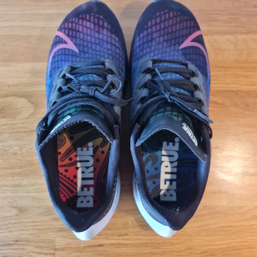 Säljer mina limitid edition BeTrue Nike's. Skorna är använda men fortfarande i bra skick. Unika rainbow färgerna, pride flagga på sulan etc.  Storlek: 42 Nypris: 1900. Skor.