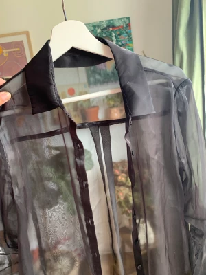 Transparent skjorta  - Fin skjorta i glansigt material. 