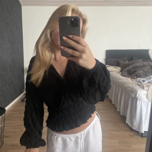 Blus - Jag säljer denna blus som både funkar perfekt t vardags o fest!! Väldigt fint skick, men säljs då jag har liknande💕 