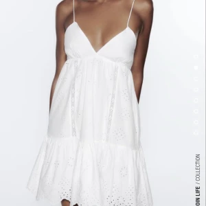 Zara klänning - Säljer då den inte kommer till användning🩷sparsamt använd!! Säljs inte längre💞 Nypris: 399? mitt pris: 250🩷 Strl XS men jag har alltid strl S och den passar jättebra💞 DM:A mig för fler bilder samt try on på klänningen🩷