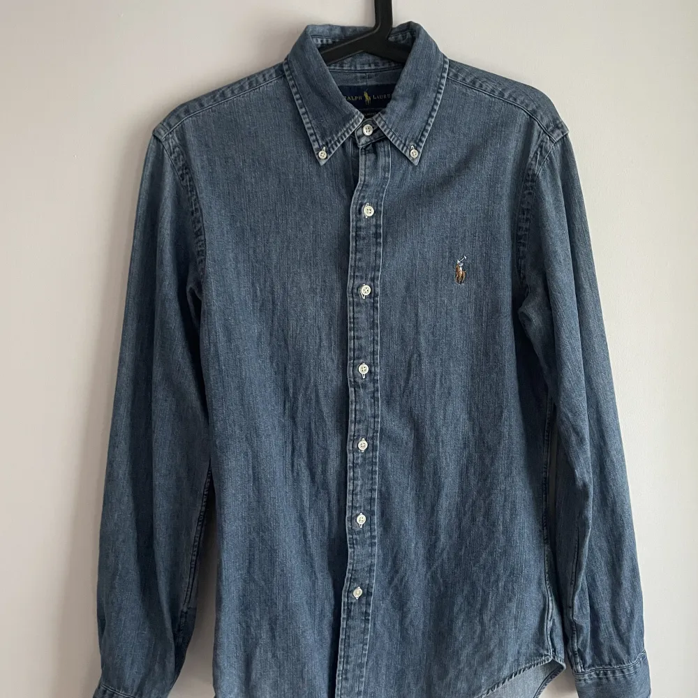 Ralph Lauren jeans skjorta som är sparsamt använd. Storlek: S. Skjortor.