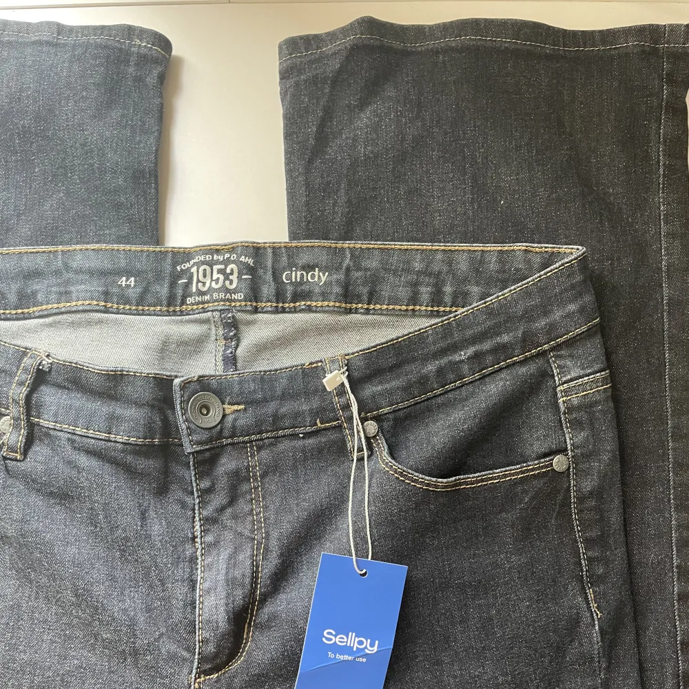 mörkare jeans som de står Cindy på, strl 44! Osäker på om byxorna är till för män eller kvinna men de funkar nog på båda! . Jeans & Byxor.