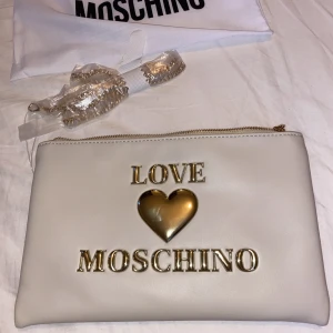Love moschino väska - Helt oanvänd axelremsväska. Nypris 1500. Mått: 17x26 cm