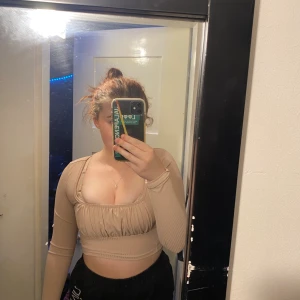 topp - Denna superfina topp som jag verkligen älskar måste jag tyvärr sälja då den är börjar bli förliten över brösten. Denna topp kan både användas som fest topp och en vanlig topp. Denna tröja har används extremt många gånger men det syns inga defekter på den 