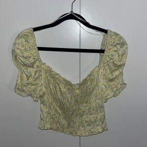 gul tröjan  - fin blomtopp från zara. det ser inte smickrande ut på mig så jag säljer dem! kontakta om du är intresserad💓